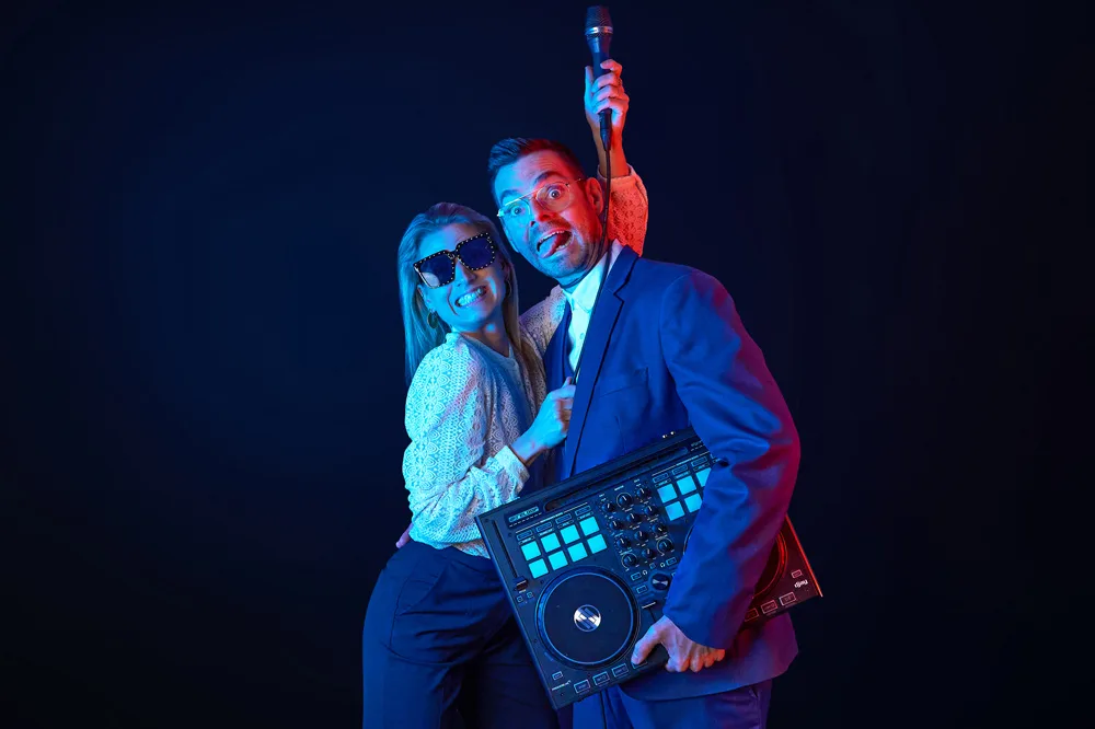 Julia Koch und Robin Rehmann mit Mikrofon und DJ-Controller