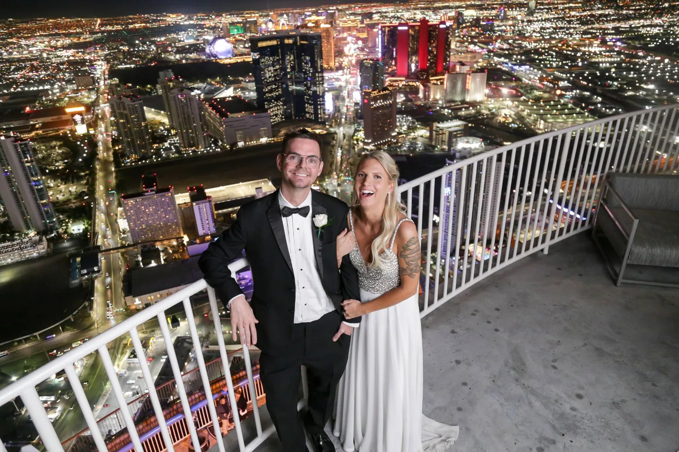 Traurednerin Julia Koch und Trauredner Robin Rehmann an ihrer eigenen Hochzeit in Las Vegas am 1. November 2023, auf einer Aussichtsterrasse über der Stadt bei Nacht