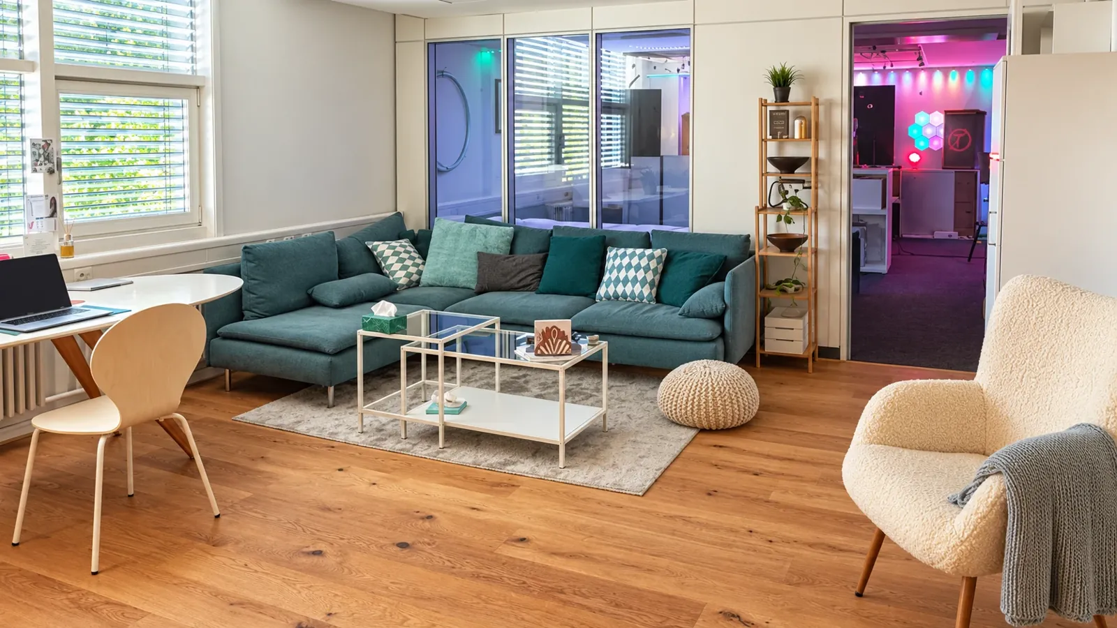 Sofaecke im Büro in Baden, wo wir das zweite Gespräch mit euch führen