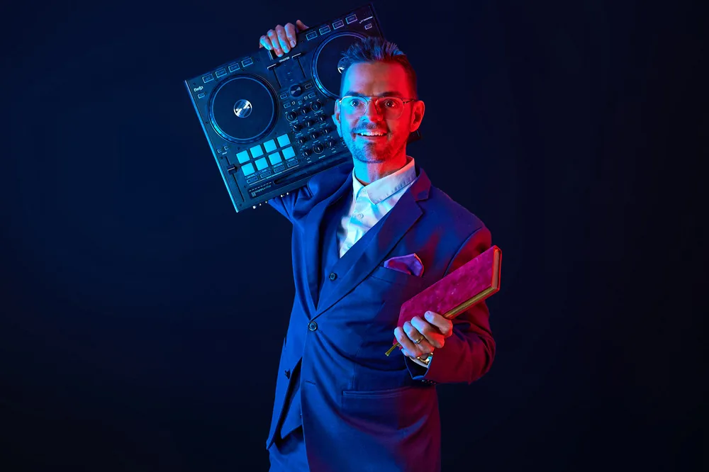 Robin Rehmann mit Controller und Trauredner-Buch