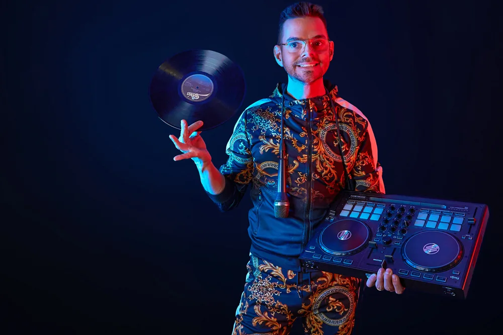 Robin Rehmann als DJ mit Vinyl