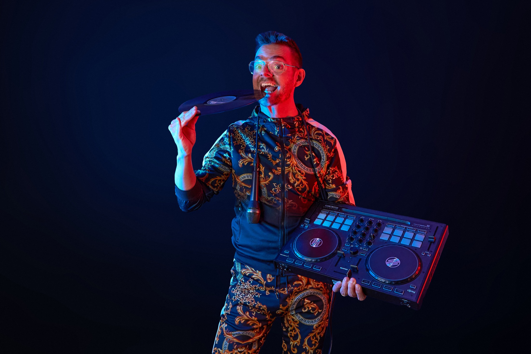 Robin Rehmann als DJ mit Controller und Schallplatte