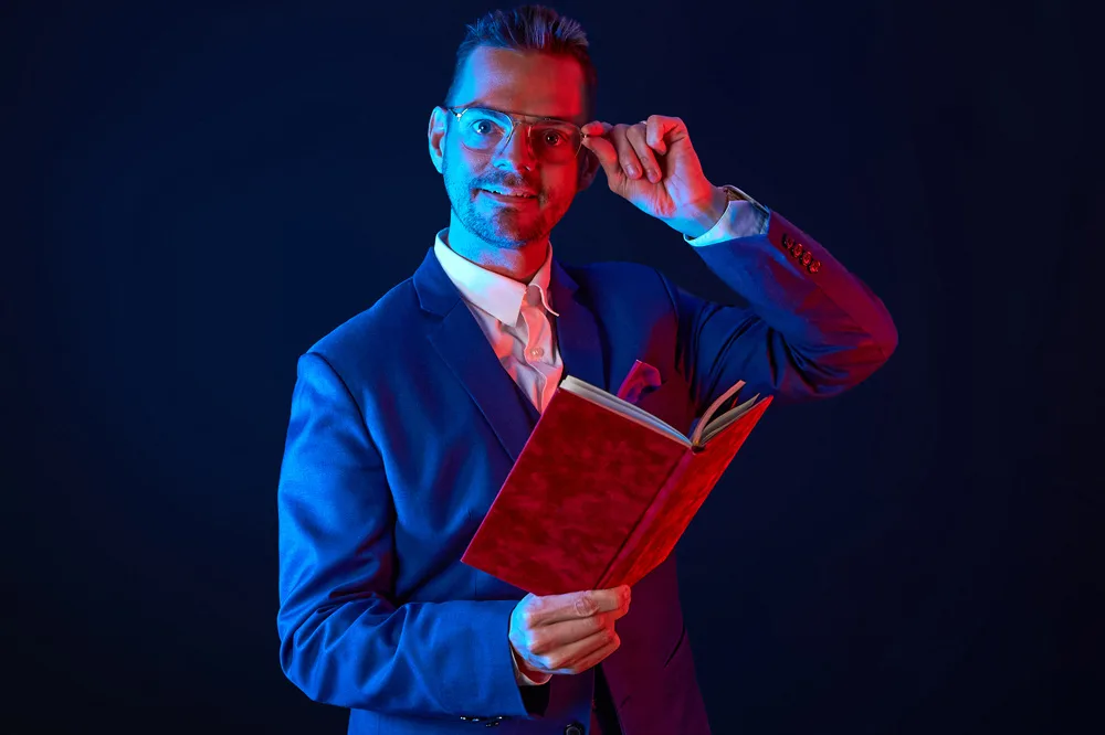 Robin Rehmann als Trauredner mit rotem Buch